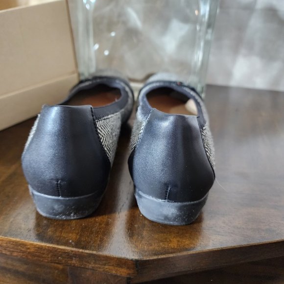 Like New Clarks Black Tweed Combo Slip-On Flats - Picture 5 of 10